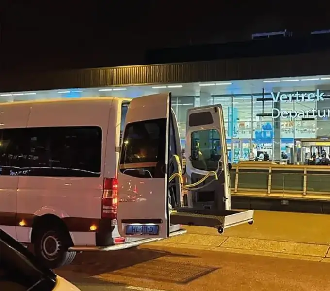 Rolstoelbus bij Schiphol voor reizigers uit Dronten